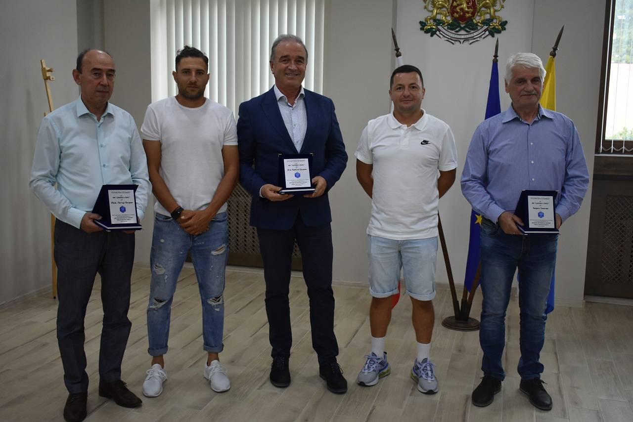 Кметът на Асеновград получи благодарствен плакет от малки футболисти